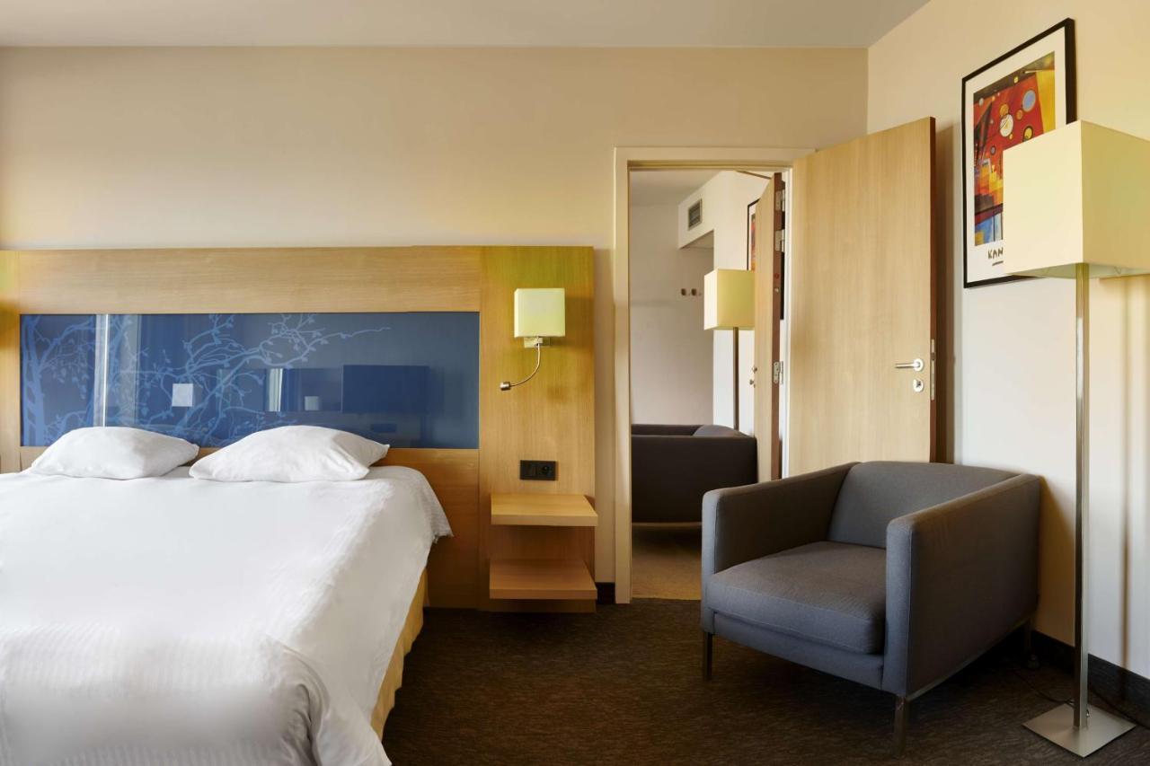 Park Inn By Radisson Liege Airport Grâce-Hollogne Exteriör bild